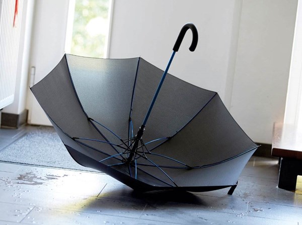 Obrázky: Černý automatický deštník s modrými žebry a tyčí, Obrázek 3