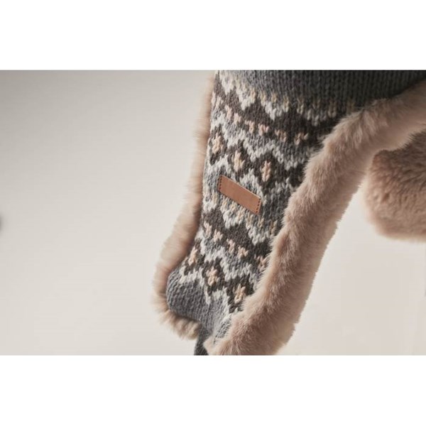 Obrázky: Pletená čepice s klapkami na uši a bambulí, tmavá, Obrázek 8