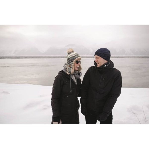 Obrázky: Pletená čepice s klapkami na uši a bambulí, tmavá, Obrázek 13