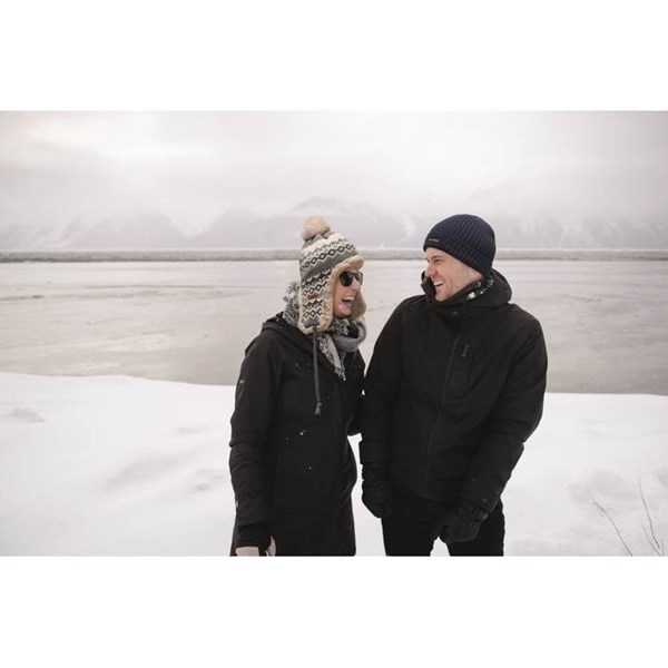 Obrázky: Pletená čepice s klapkami na uši a bambulí, tmavá, Obrázek 14