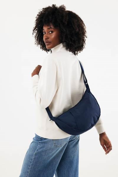 Obrázky: Crossbody XL půlměsíc z RPET AWARE , nám. modrá, Obrázek 7