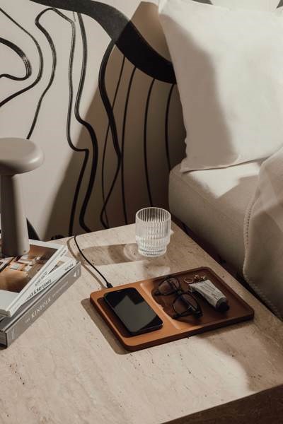 Obrázky: Stolní bezdrátová nabíječka a organizér, hnědá, Obrázek 3