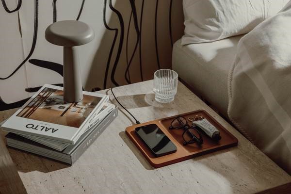 Obrázky: Stolní bezdrátová nabíječka a organizér, hnědá, Obrázek 4