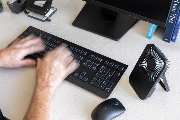 Obrázky: Stolní dobíjecí větráček z recyklovaného RCS, černá, Obrázek 5