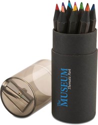 Zobrazit detaily pro Sada 12 pastelek a ořezávátka v černém boxu Obrázky: Sada 12 pastelek a ořezávátka v černém boxu