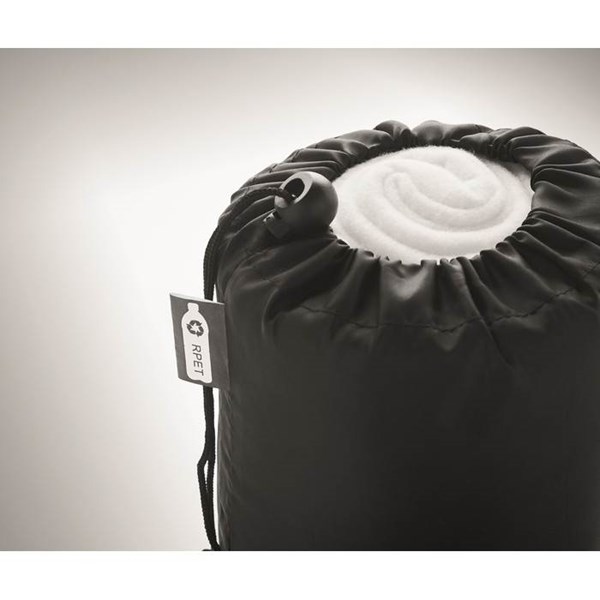 Obrázky: Fleecová cestovní deka z RPET s obalem, bílá, Obrázek 6