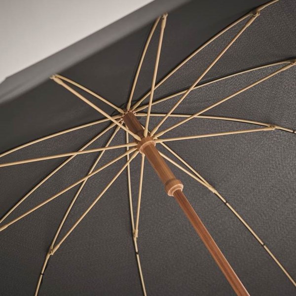Obrázky: Černý větru odolný RPET deštník s bambus. rukojetí, Obrázek 5