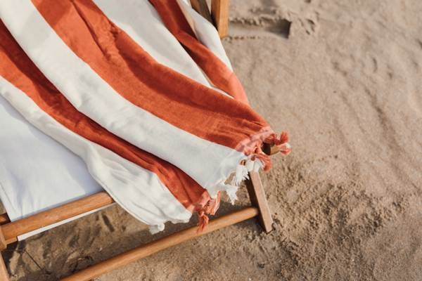 Obrázky: Bílo-červená plážová osuška VINGA Valmer se střapci, Obrázek 5