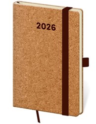 Zobrazit detaily pro KORK 2026, kapesní korkový diář, gumička+poutko Obrázky: KORK 2026, kapesní korkový diář, gumička+poutko